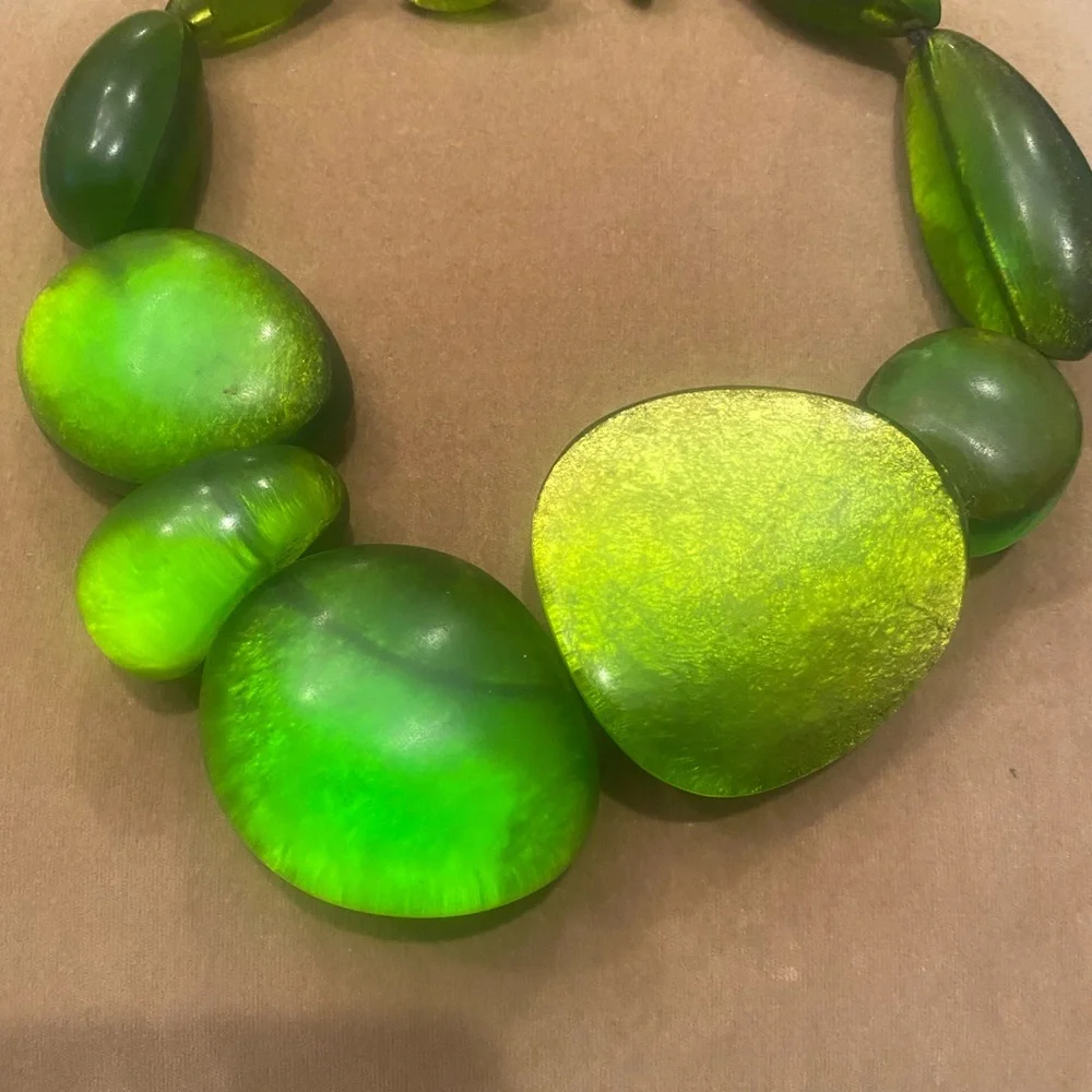 Monies Necklace RARE HUGE GREEN CRACKLE GERDA LYNGGAARD lucite - Picture 5 of 5